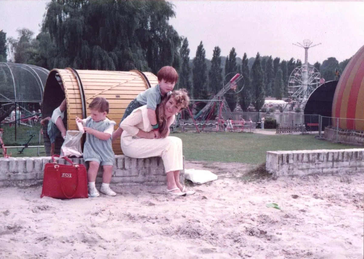 Opgegroeid tussen de toeristen in het familiepretpark
