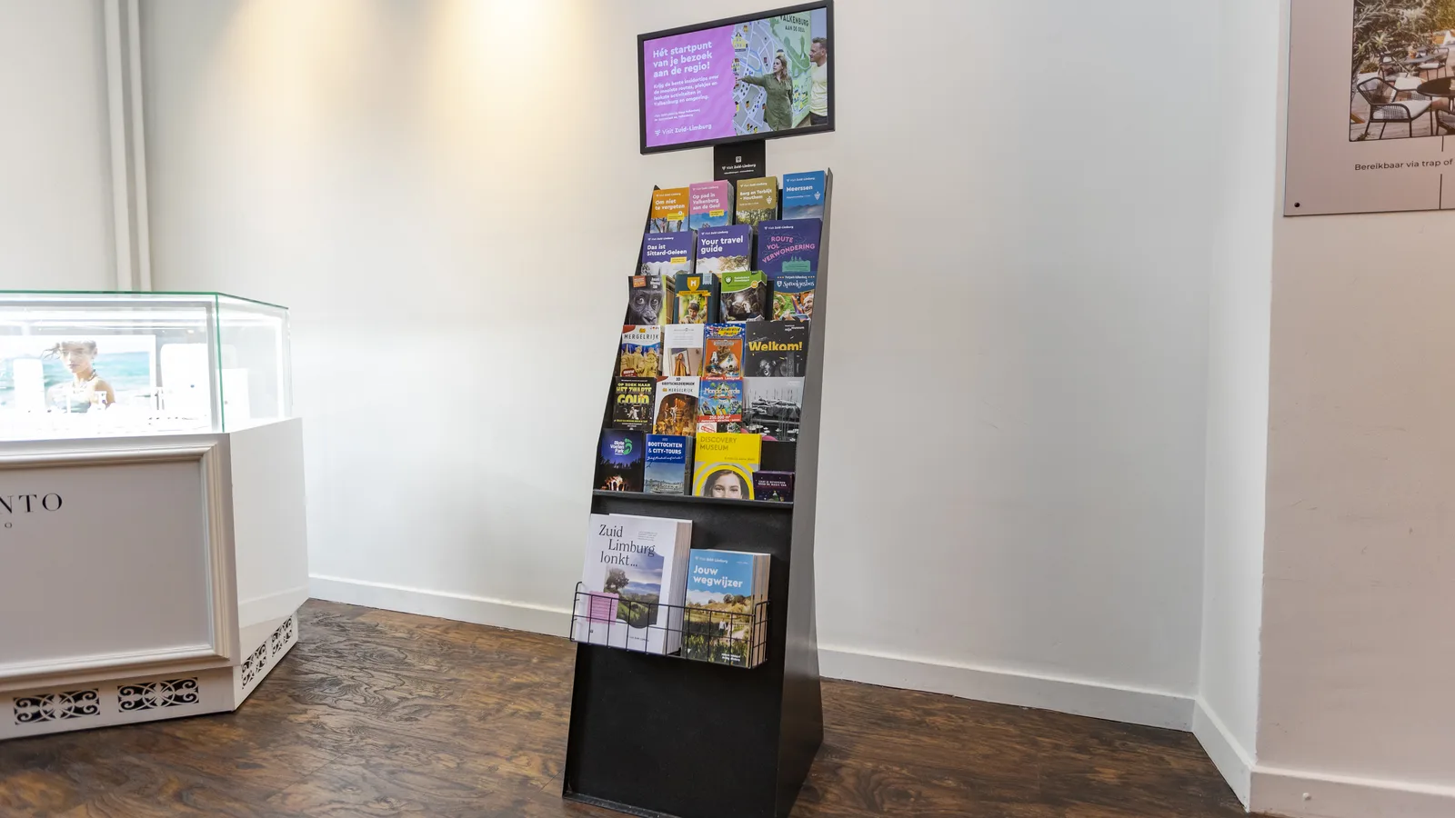 Folderdisplay met digitaal scherm in een winkel