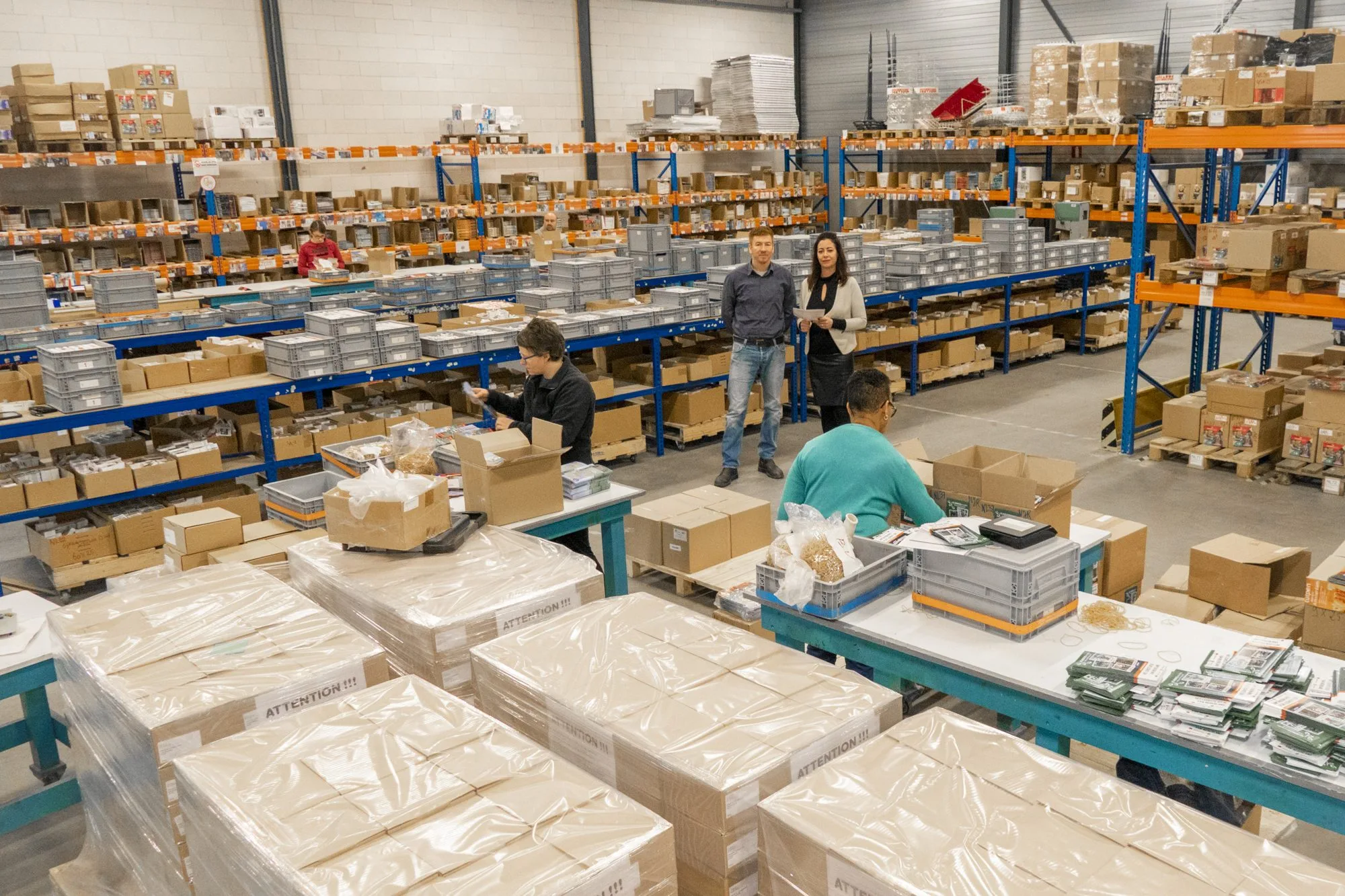 Medewerkers van Hubmedia aan het werk in het magazijn